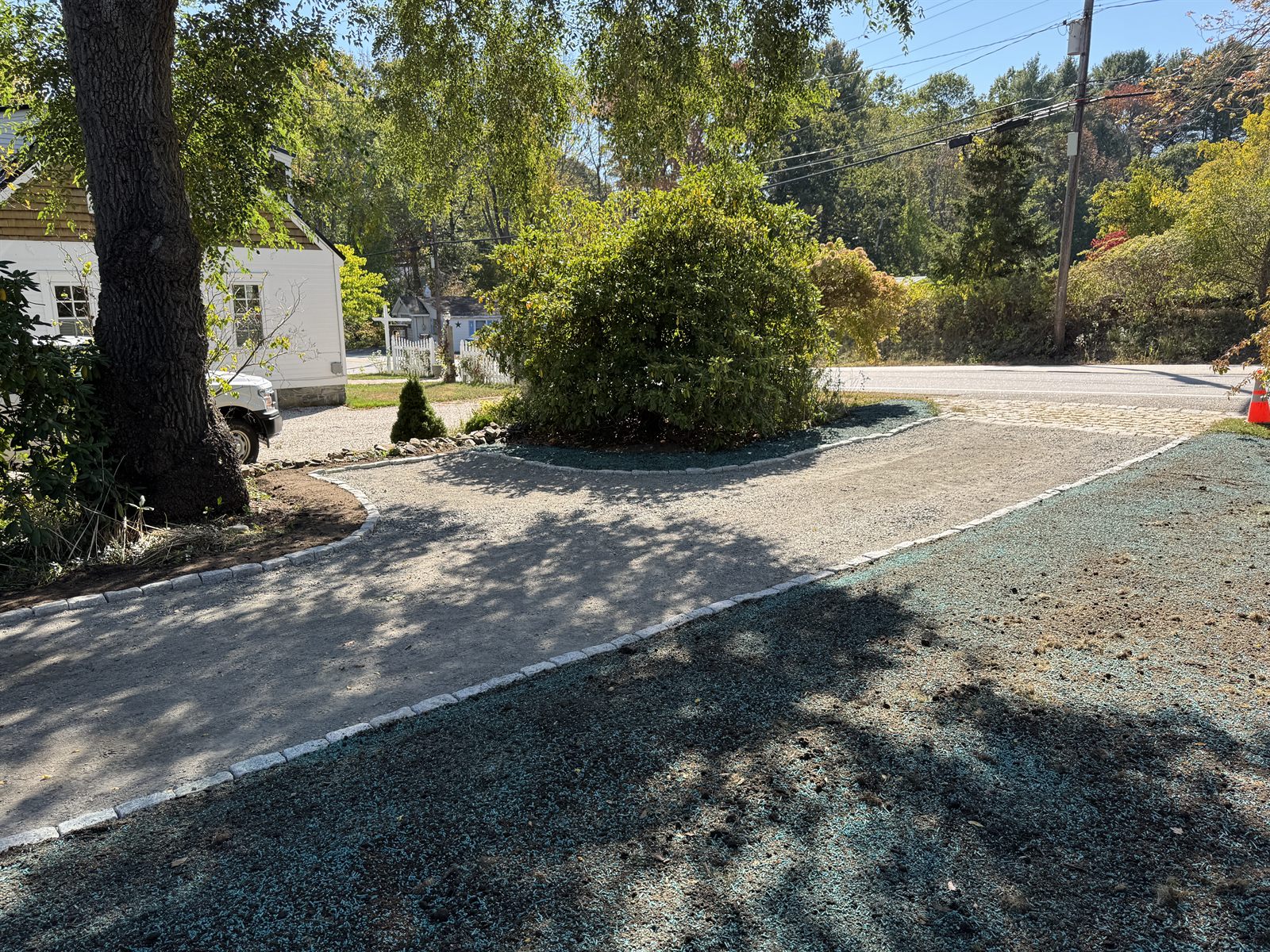 Finished gravel driveway with granite cobble apron and crisp edges — GSS, New Hampshire